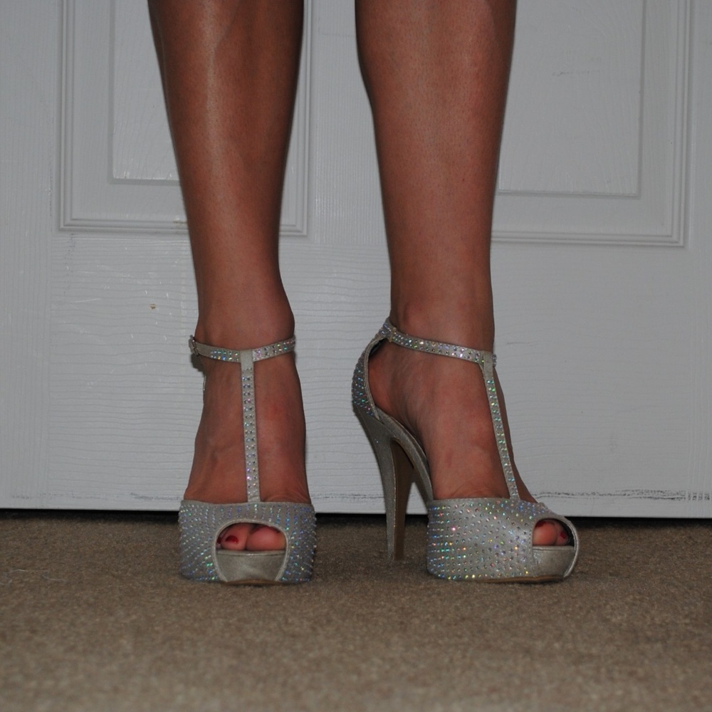 Clearout! Steve Madden Champagne T-Strap Shoes 8